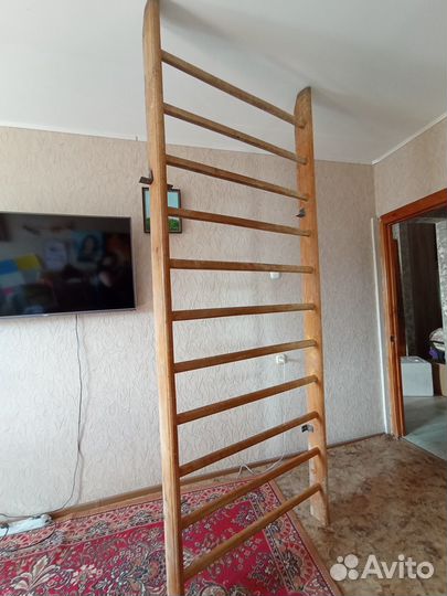 Стенка из натурального дерева