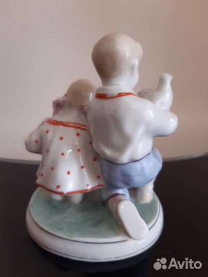 Фарфоровая статуэтка 