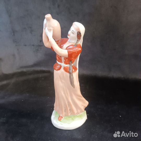 Девушка с кувшином