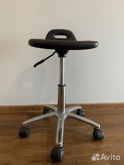 Стол стул лампа