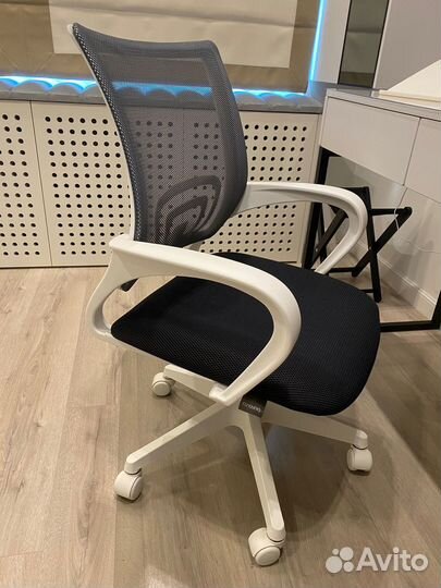 Стул кресло офисный на колесах