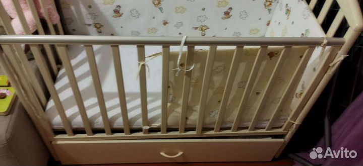 Детская кроватка с продольным маятником и ящиком