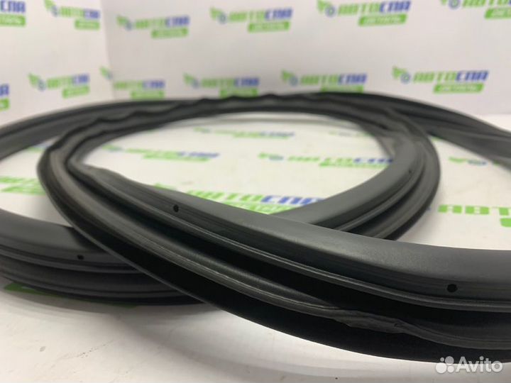 Уплотнитель кузова двери передний Mazda 3Bp
