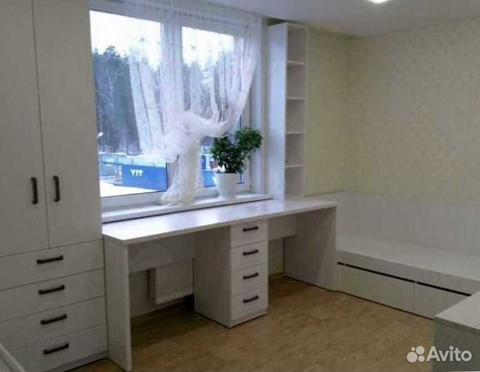 Рабочая зона в углу у окна