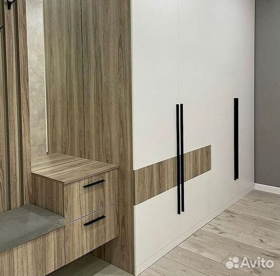 Узкий шкаф