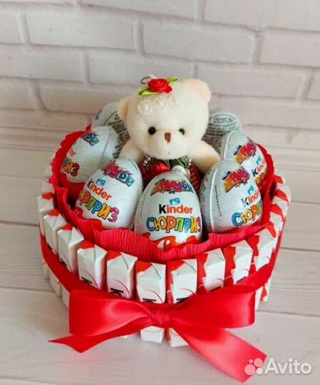 Сладкий подарок с игрушкой. Торт из киндеров