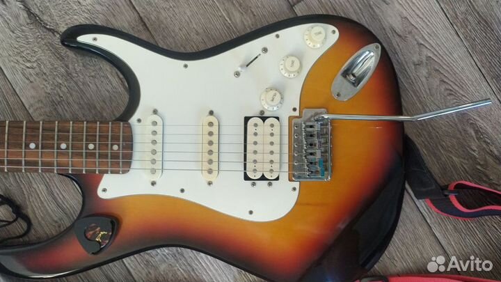 Электрогитара с комплектующим оборудованием