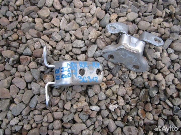 Петля двери задняя правая Toyota Premio ZZT240