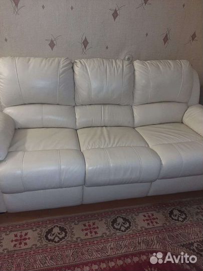 Белый кожаный диван