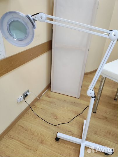 Косметологическая лампа-лупа