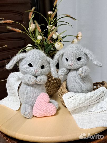 Зайчик вязаный игрушка с сердечком ручной работы