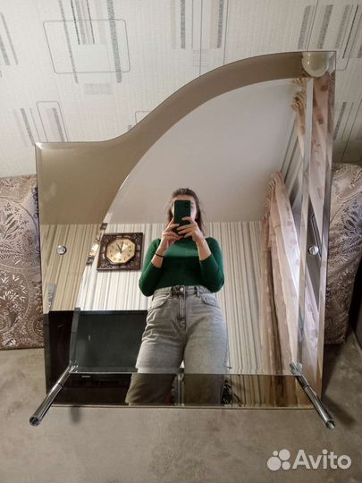 Фигурное зеркало со стеклянной полкой