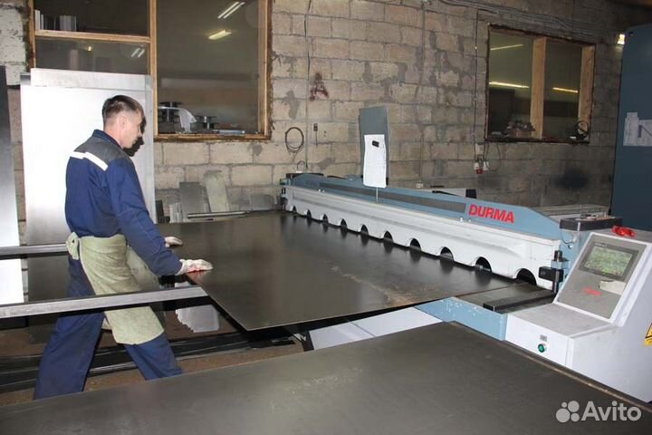 Рубщик металла на гильотине