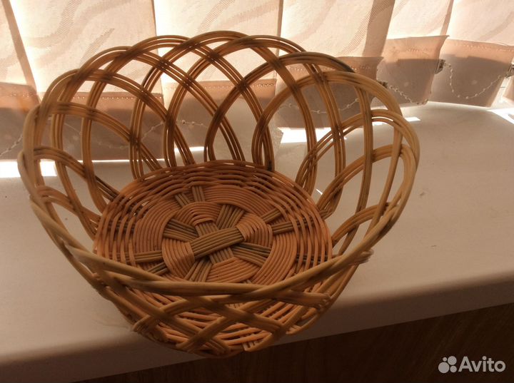 Корзина под конфеты или хлеб из ротанга