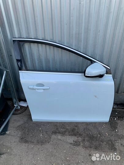 Правая передняя дверь Volvo v40 Вольво V40