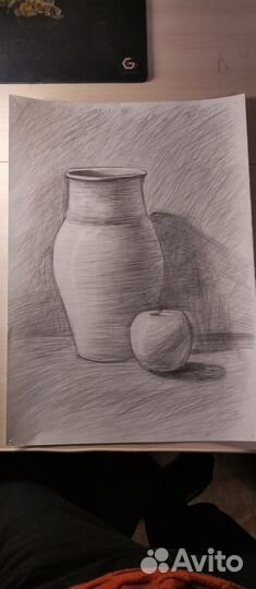 Натюрморт : ваза с яблоком