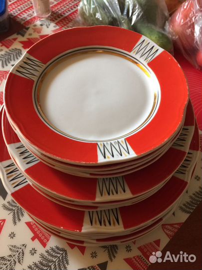 Столовые тарелки