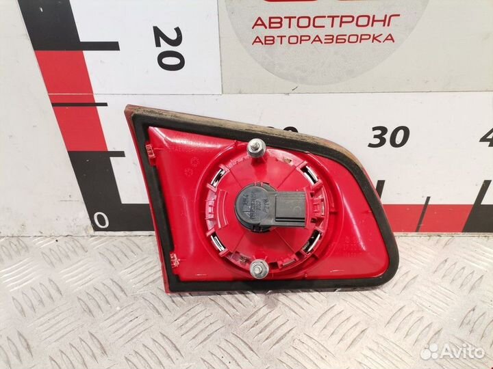 Фонарь крышки багажника правый Volkswagen Passat