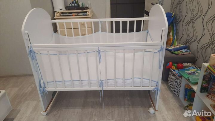 Детская кроватка с матрасом и бортиками