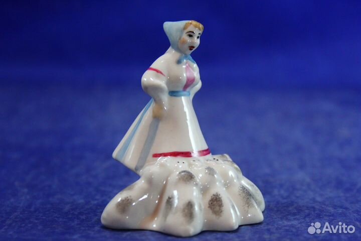 Фарфоровая статуэтка миниатюра Свинарка девушка ко