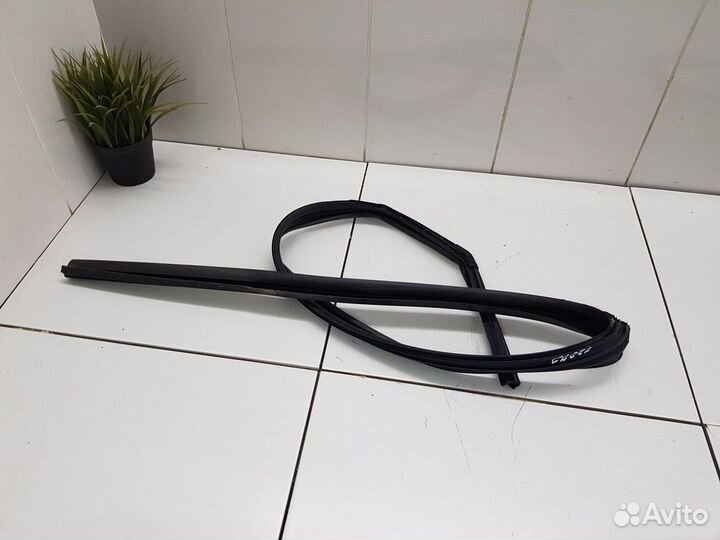 Уплотнитель стекла задней правой двери