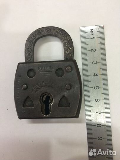 Старинный висячий замок