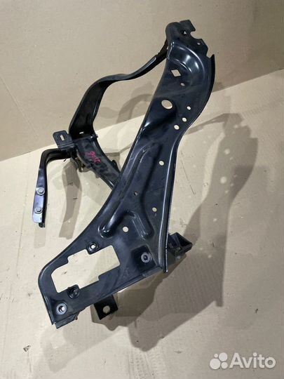 Рамка радиатора над фарой передняя правая