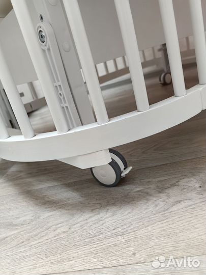 Детская кроватка с маятником