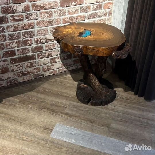 Столик полки на стволе дерева