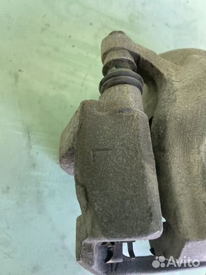 Суппорт тормозной передний rav 4 xa40