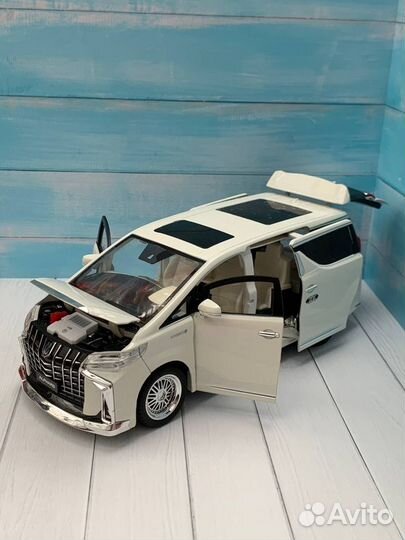 Модель авто Toyota Alphard 1:18