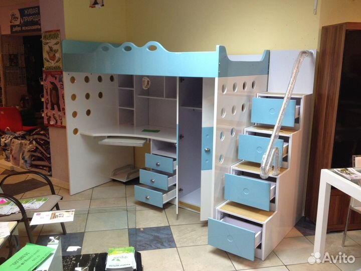 Детская кровать с столом и шкафом