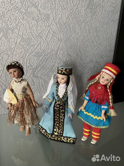 Фарфоровые статуэтки в костюмах народов мира