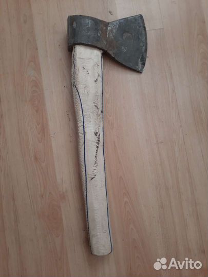 Топор с клеймом