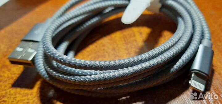 Информационно-зарядный кабель для устройств Apple