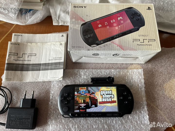 PSP E1008 прошитая и много игр 80 игр 64гб