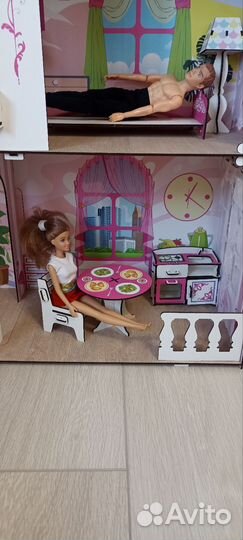 Большой кукольный домик с мебелью