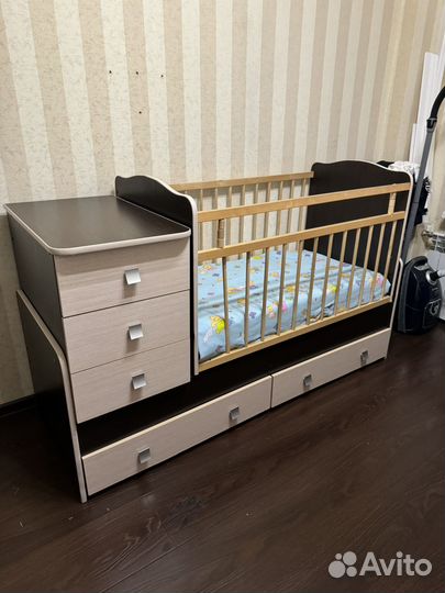 Детская кроватка с маятником и ящиками