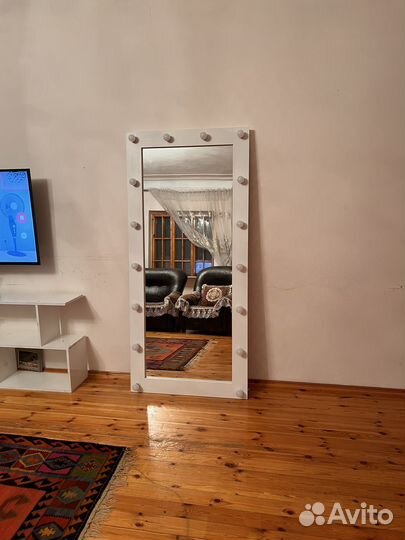 Напольное зеркало