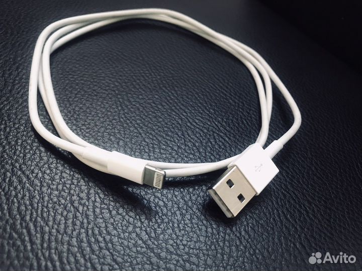Кабель с разъемом Lightning на iPhone