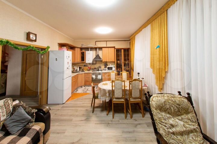 Дом 202 м² на участке 3,3 сот.