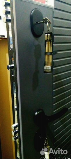 Входная дверь Бостон сатин графит / Бетон снежный