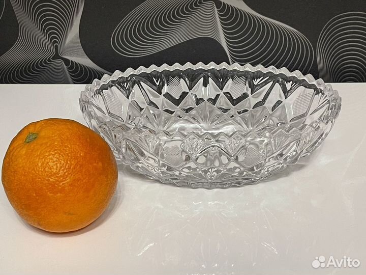 Красивая хрустальная чаша