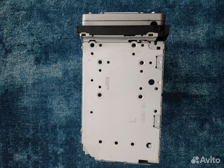 Автомагнитола с выдвижным экраном