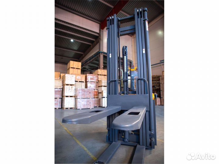 Штабелёр электрический самоходный с площадкой