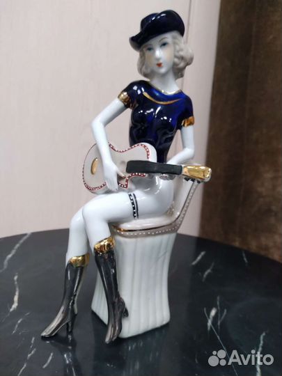 Статуэтка фарфор