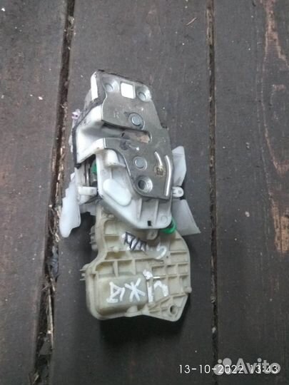 Замок передней двери на Хонда Джаз 2007 год