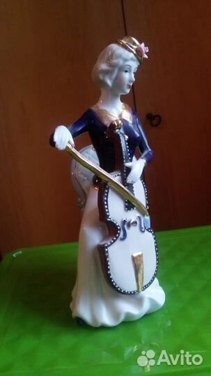Фарфоровая статуэтка гжель 