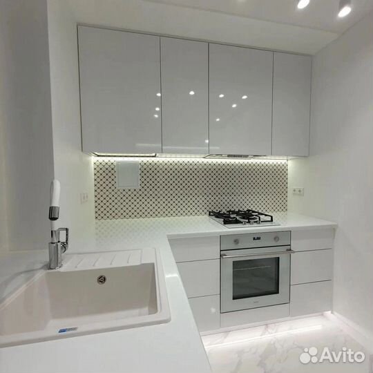 Прямая кухня с подсветкой белый глянец