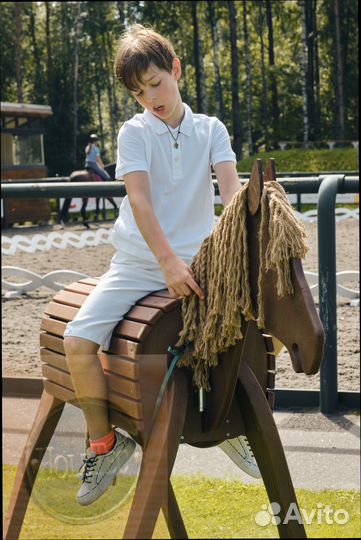 Скульптура деревянной лошадки. Декор для детей